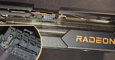 Conector RX 9070 XT dañado en la tarjeta gráfica ASRock Taichi. Resaltan componentes metálicos y el logo "Radeon" en color naranja.