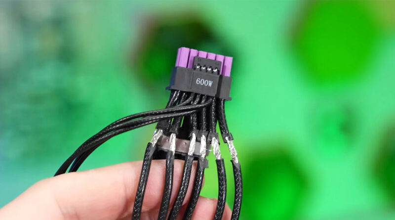 Conector de cable de alimentación ASUS ROG Equalizer, negro con terminaciones moradas y múltiples hilos, sostenido por una mano, fondo verde.