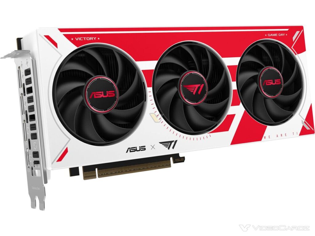 Tarjeta gráfica ASUS de edición T1 con tres ventiladores negros, diseño en blanco y rojo, y conectores traseros visibles.