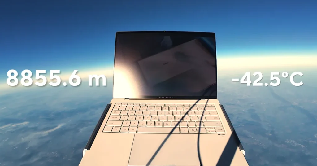 Portátil ASUS ExpertBook flotando en el espacio con la pantalla encendida, a 8,855.6 m de altitud y -42.5 °C de temperatura.