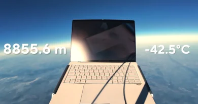 Portátil ASUS ExpertBook flotando en el espacio con la pantalla encendida, a 8,855.6 m de altitud y -42.5 °C de temperatura.