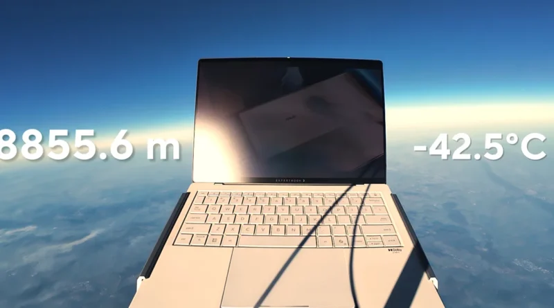 Portátil ASUS ExpertBook flotando en el espacio con la pantalla encendida, a 8,855.6 m de altitud y -42.5 °C de temperatura.