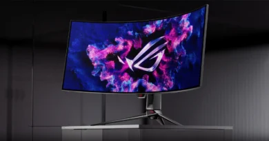 Monitor curvo OLED con fondo colorido y diseño moderno, exhibiendo el logotipo ROG en la pantalla, sobre una base elegante.