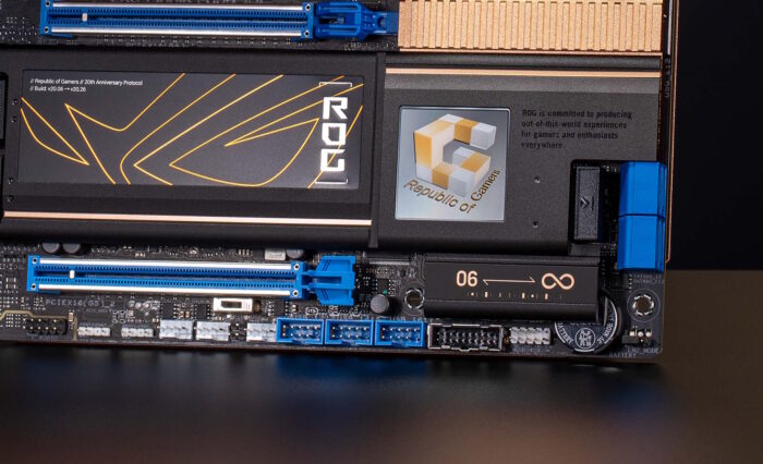 Placa base ROG con diseño en negro y dorado, logotipo de Republic of Gamers y conexiones en azul, celebrando su aniversario.