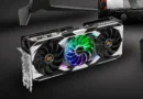 Tarjeta gráfica Radeon RX 9070 XT con diseño especial, ventiladores dobles iluminados y detalles en blanco y negro sobre fondo oscuro.