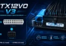 Conector ATX12VO V3 mostrando un conector de 24 pines y uno de 8 pines, con un fondo azul y detalles técnicos sobre eficiencia y estabilidad.