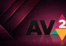 Fondo en tonos morados con formas geométricas: la letra "AV" en negro y el número "2" en colores verde, amarillo y blanco.