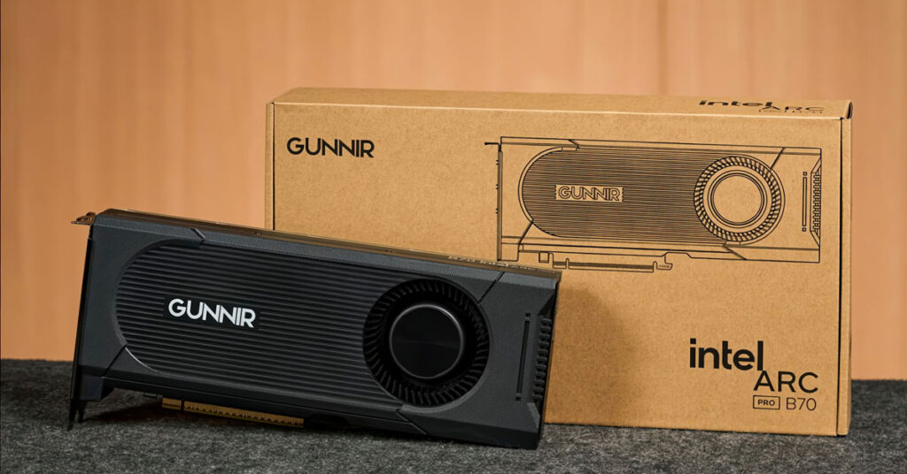 Tarjeta gráfica Intel Arc Pro B70 de GUNNIR con diseño negro, frente a su caja marrón en un fondo de madera clara.