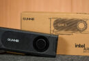 Tarjeta gráfica Intel Arc Pro B70 de GUNNIR con diseño negro, frente a su caja marrón en un fondo de madera clara.