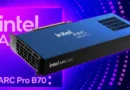 Tarjeta gráfica Intel Arc Pro B70 en tonos azules y negros, con un fondo morado y patrones circulares. Textos destacados en el diseño.