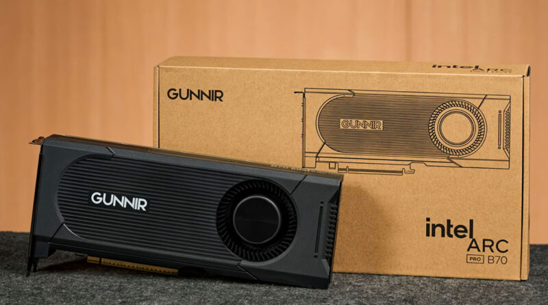 Tarjeta gráfica Intel Arc Pro B70 de GUNNIR con diseño negro, frente a su caja marrón en un fondo de madera clara.
