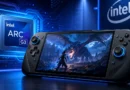 Consola portátil de juego en primer plano, mostrando un dragón en pantalla, junto al logo de Intel Arc G3 y un fondo azul tecnológico.