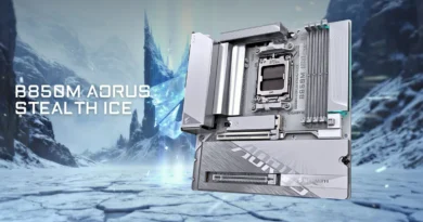 Placa base B850M AORUS STEALTH ICE en tonalidades plateadas, con diseño Micro ATX y elementos de enfriamiento integrados, sobre fondo futurista.