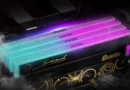 Módulos de RAM de Biwin en colores azul y rosa, con un diseño brillante y detalles dorados, sobre una placa base oscura.