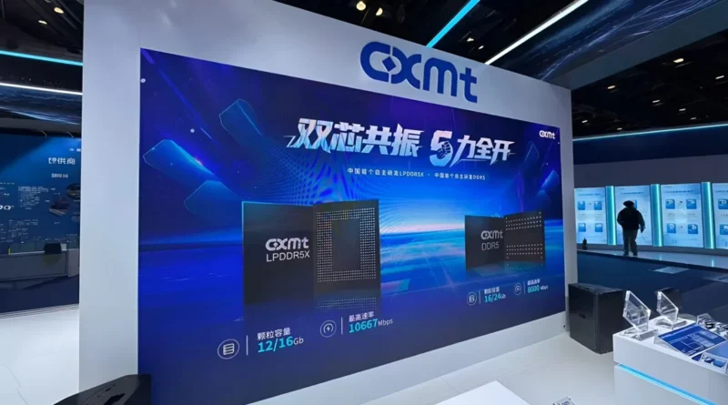 Mural en una exposición con el logo de CXMT y productos de memoria DDR5, destacando características técnicas y colores azules.
