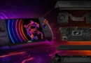 Controlador portátil MSI con pantalla brillante, detalles en colores púrpura y negro; componentes internos desensamblados a un lado.