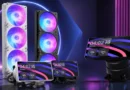 En la imagen, se muestran varios ventiladores RGB en blanco y negro junto a pantallas de 6 pulgadas, con un fondo de luces neón coloridas.