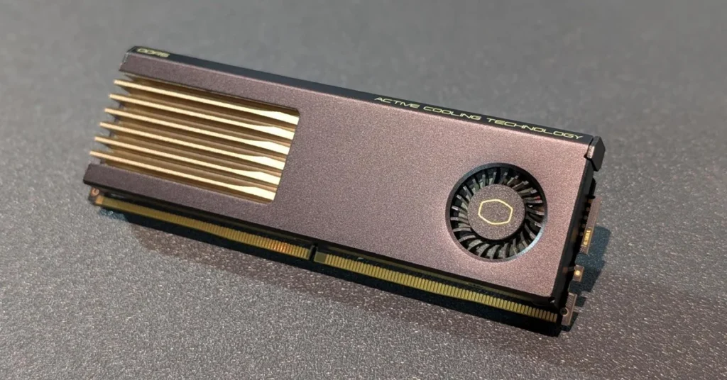 Memoria DDR5 con un diseño elegante, color negro y dorado, presenta un ventilador integrado en un lado para refrigeración activa.