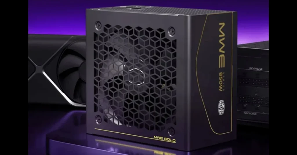 Fuente de alimentación MWE Gold V4 de Cooler Master, de 850W, con diseño negro y detalles dorados, sobre fondo morado.