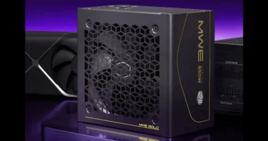 Fuente de alimentación MWE Gold V4 de Cooler Master, de 850W, con diseño negro y detalles dorados, sobre fondo morado.