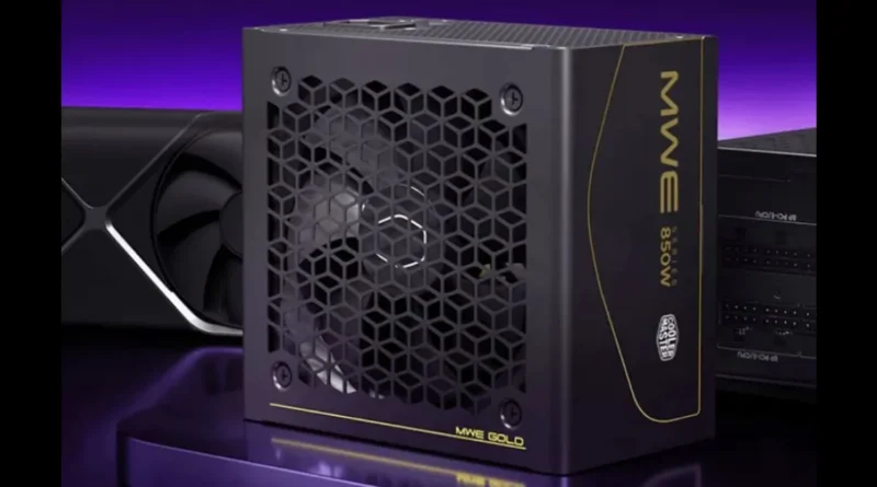 Fuente de alimentación MWE Gold V4 de Cooler Master, de 850W, con diseño negro y detalles dorados, sobre fondo morado.