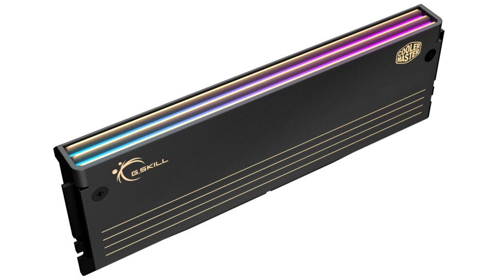 Módulo de memoria DDR5 negro con ventilador integrado, cuenta con iluminación RGB y detalles dorados de G.SKILL y Cooler Master.