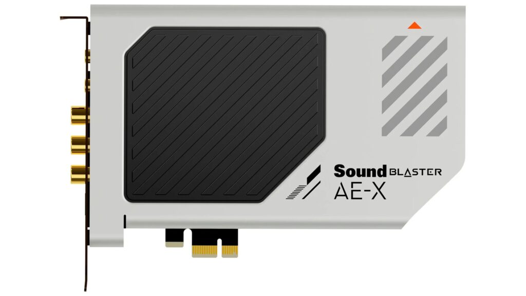 Tarjeta de sonido Sound Blaster AE-5, color blanco y negro, con detalles en gris y conectores dorados en la parte inferior.