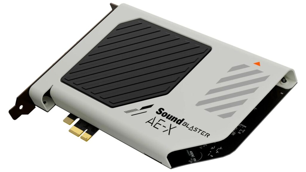 Tarjeta de sonido Sound Blaster AE-X en color blanco y negro, con detalles en gris y un diseño moderno. Conectores dorados visibles.