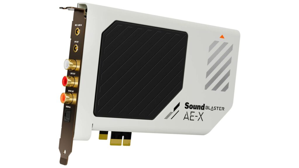 Tarjeta de sonido Sound Blaster AE-X, con diseño en blanco y negro, conectores dorados y un panel de control en relieve.