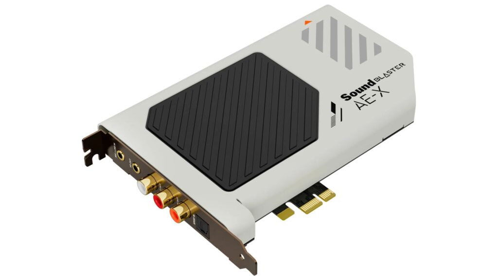 Placa de sonido Sound Blaster AE-5, de color blanco y negro, con conectores RCA y un diseño moderno y angular.