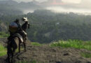 Un personaje montado en un caballo negro observa un paisaje verde montañoso con niebla y un horizonte iluminado al fondo.
