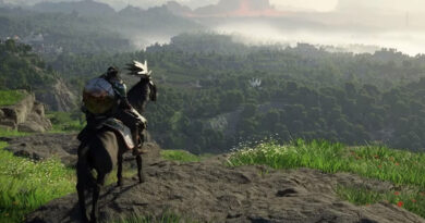 Un personaje montado en un caballo negro observa un paisaje verde montañoso con niebla y un horizonte iluminado al fondo.