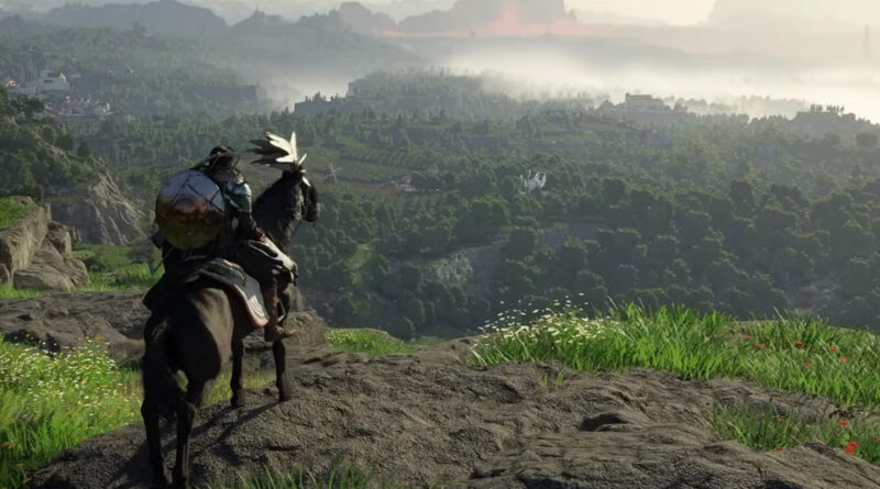 Un personaje montado en un caballo negro observa un paisaje verde montañoso con niebla y un horizonte iluminado al fondo.