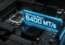 Placa base con iluminación azul que destaca "D5 Single Boost" y "8400 MT/s", enfocándose en el socket del procesador y las ranuras de RAM.