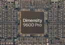 Chip Dimensity 9600 Pro en el centro, rodeado de circuitos y componentes electrónicos complejos, en tonos oscuros y detalles en dorado.