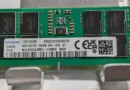 Módulo de memoria DDR5 SO-DIMM con chips de plástico, etiqueta blanca y verde, texto en negro, varios chips oscuros a lo largo.