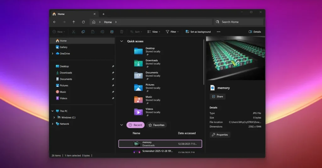 Interfaz de File Explorer en Windows, con un fondo oscuro, acceso rápido a carpetas y una vista de archivo resaltada en verde.