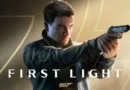 Personaje masculino sosteniendo una pistola, con un fondo dorado y un estilo moderno, resaltando el título "FIRST LIGHT" debajo.