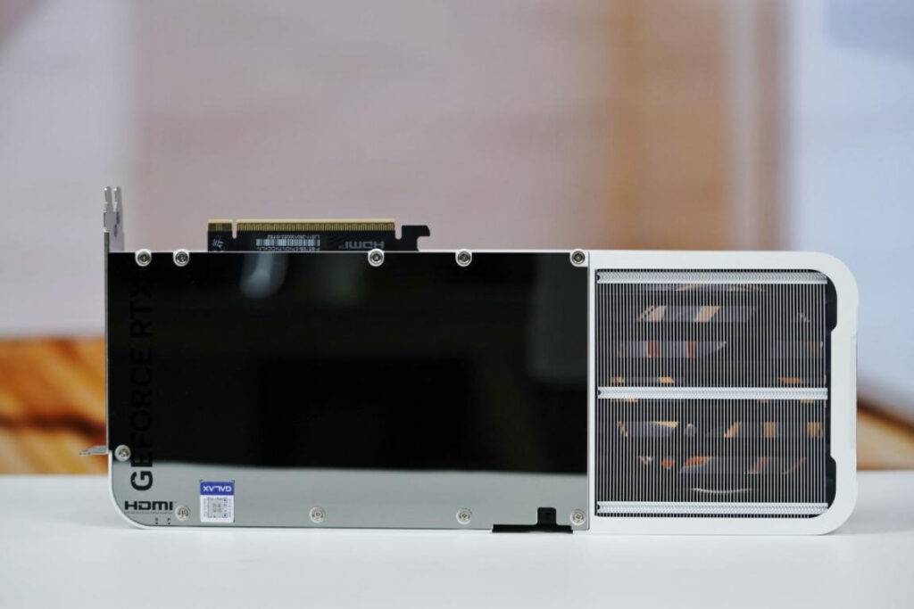Placa de video RTX 5070 LUNA OC con diseño exclusivo, espejo en la parte trasera y disipador visible en blanco y negro.