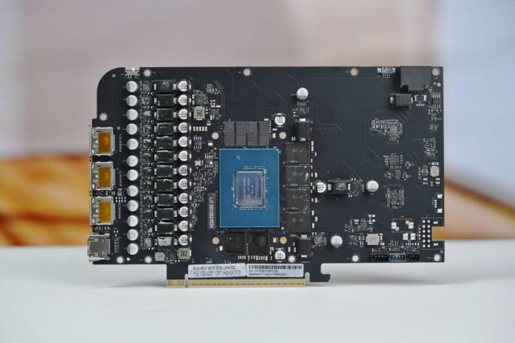 Placa de video con diseño exclusivo, cargada de componentes en tonos oscuros y azul, con conectores y detalles electrónicos visibles.