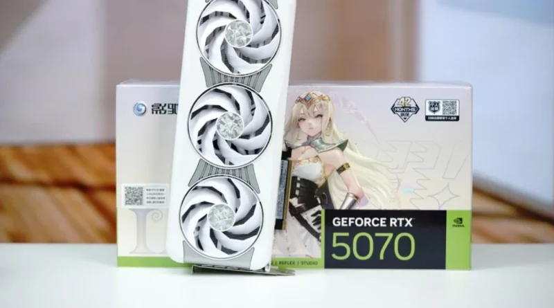 Tarjeta gráfica GeForce RTX 5070 en primer plano, con un diseño blanco y ventiladores circulares, frente a su caja decorada.