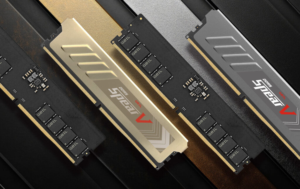 Módulos de memoria RAM en diferentes colores: dorado, negro y plateado, dispuestos sobre un fondo texturizado.