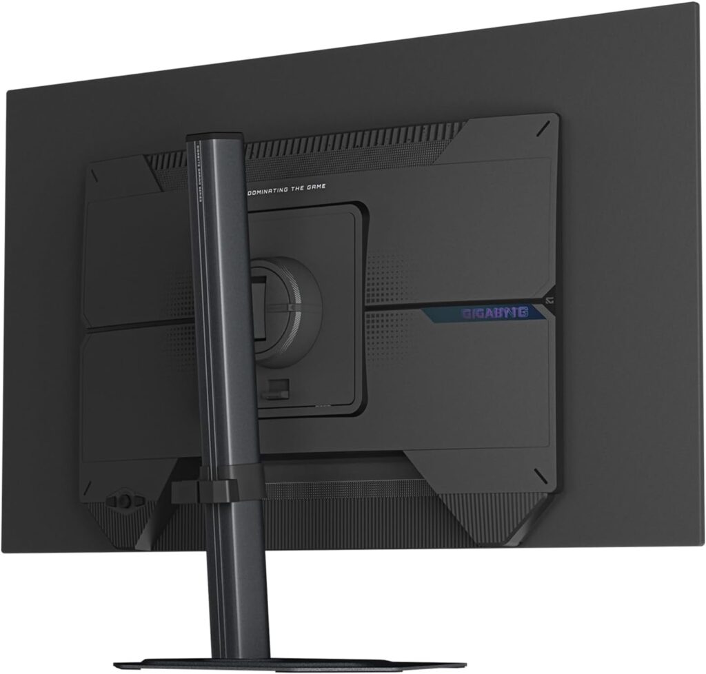 Monitor GIGABYTE GO27Q24G visto desde atrás, con un diseño moderno en negro y soporte ergonómico, enfocado en la jugabilidad.