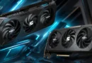 Dos tarjetas gráficas GIGABYTE GeForce RTX, con diseño en negro y detalles plateados, distribuidas sobre un fondo tecnológico en azul y negro.