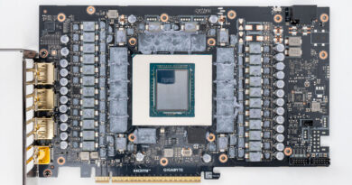 Placa de vídeo GIGABYTE con GPU en el centro, rodeada de circuitos y resistores, en tono negro y gris, con conectores en un lado.
