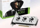 Tarjeta gráfica Galax GeForce RTX 4060 con diseño en blanco y negro, junto a su caja con fondo de colores suaves y un personaje en sombra.