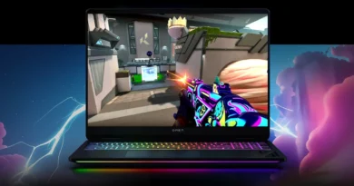 Portátil Omen mostrando un videojuego en pantalla, con luces RGB en la base y un fondo colorido de nubes y rayos.