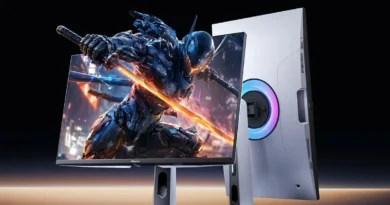 Monitor gaming con diseño futurista; pantalla brillante mostrando un guerrero mecánico y luz RGB en la parte trasera.