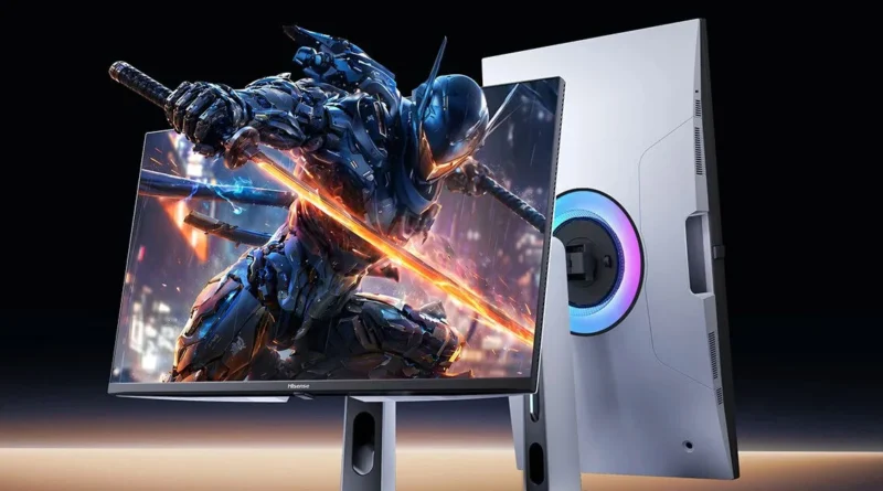 Monitor gaming con diseño futurista; pantalla brillante mostrando un guerrero mecánico y luz RGB en la parte trasera.