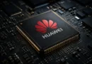 Procesador de Huawei sobre una placa base oscura, con el logotipo rojo de la marca destacado en el centro.
